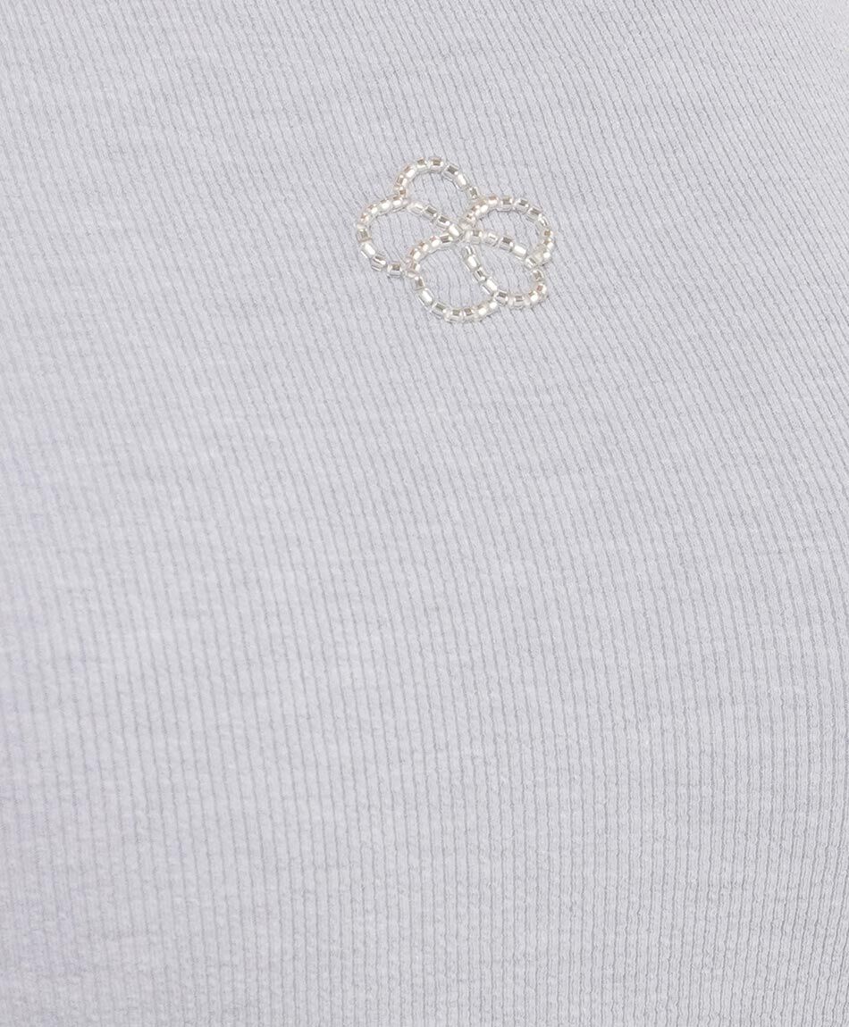 Remera mujer b&aacute;sica flor bordada