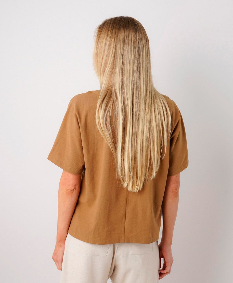 Camisa mujer lino beige bolsillos