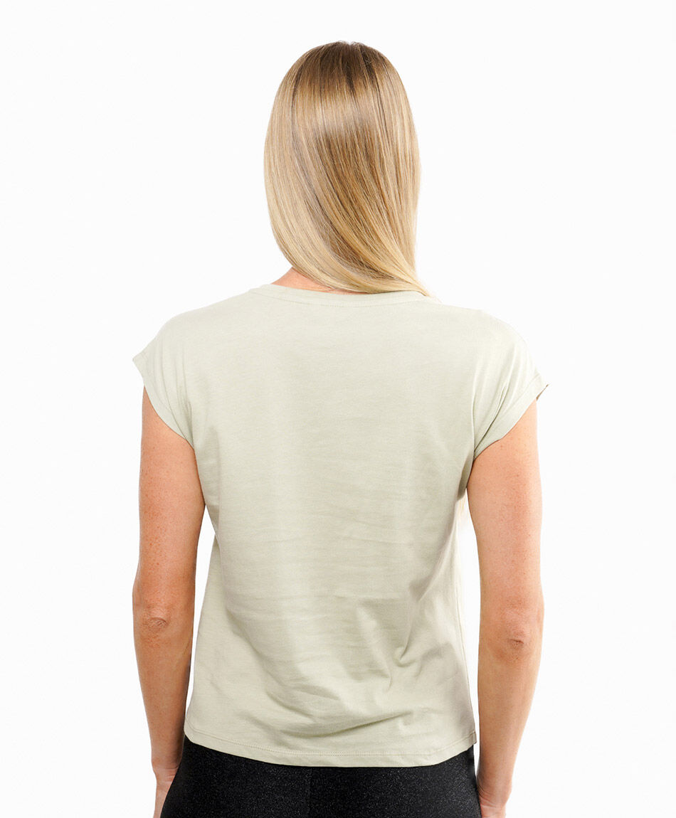 Remera mujer bolsillo tachas
