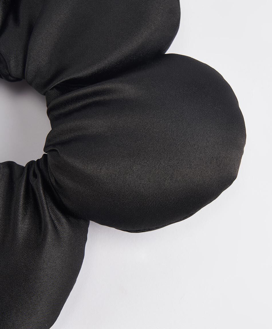 Colet mujer flor negra