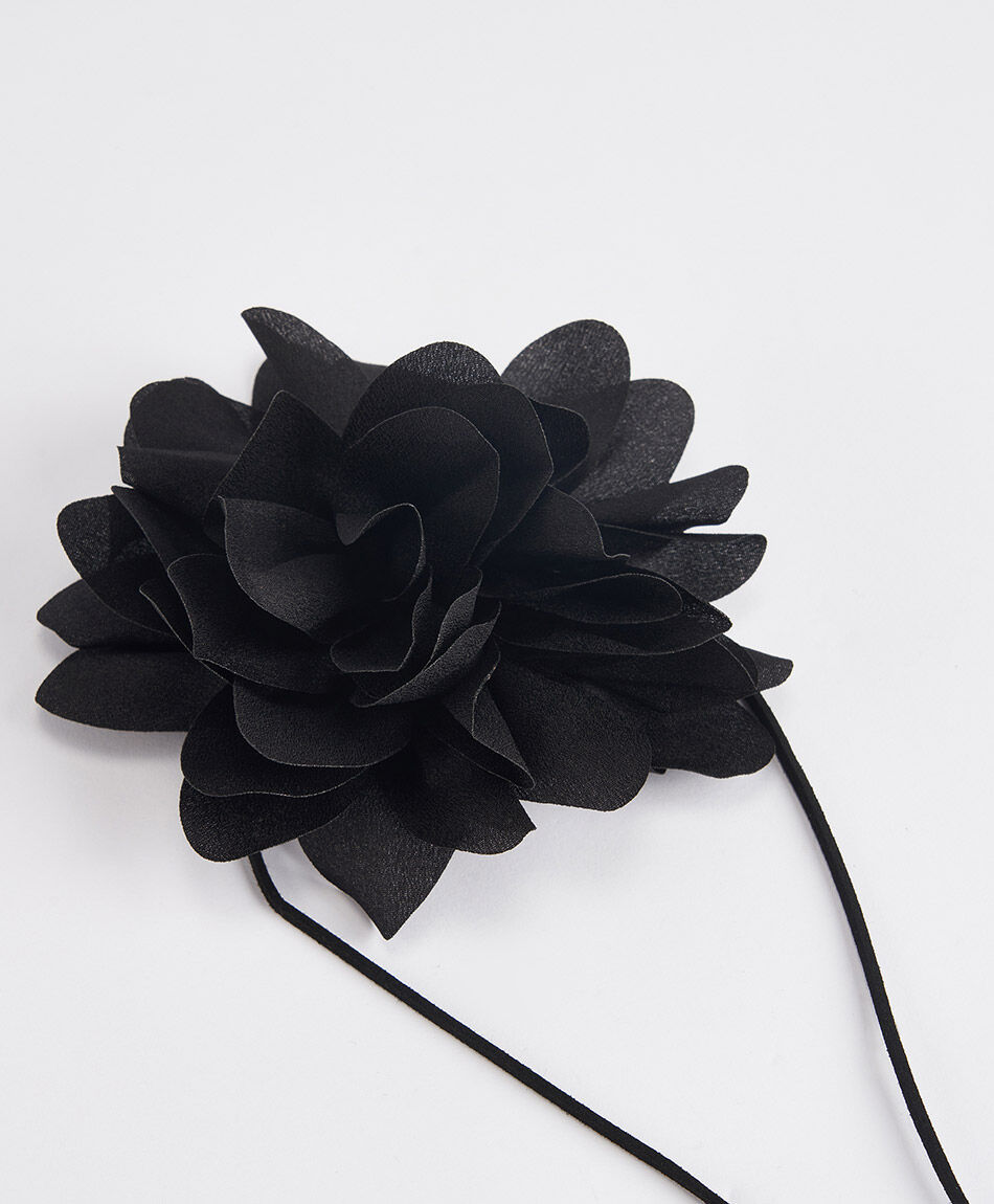 Collar mujer flor negra