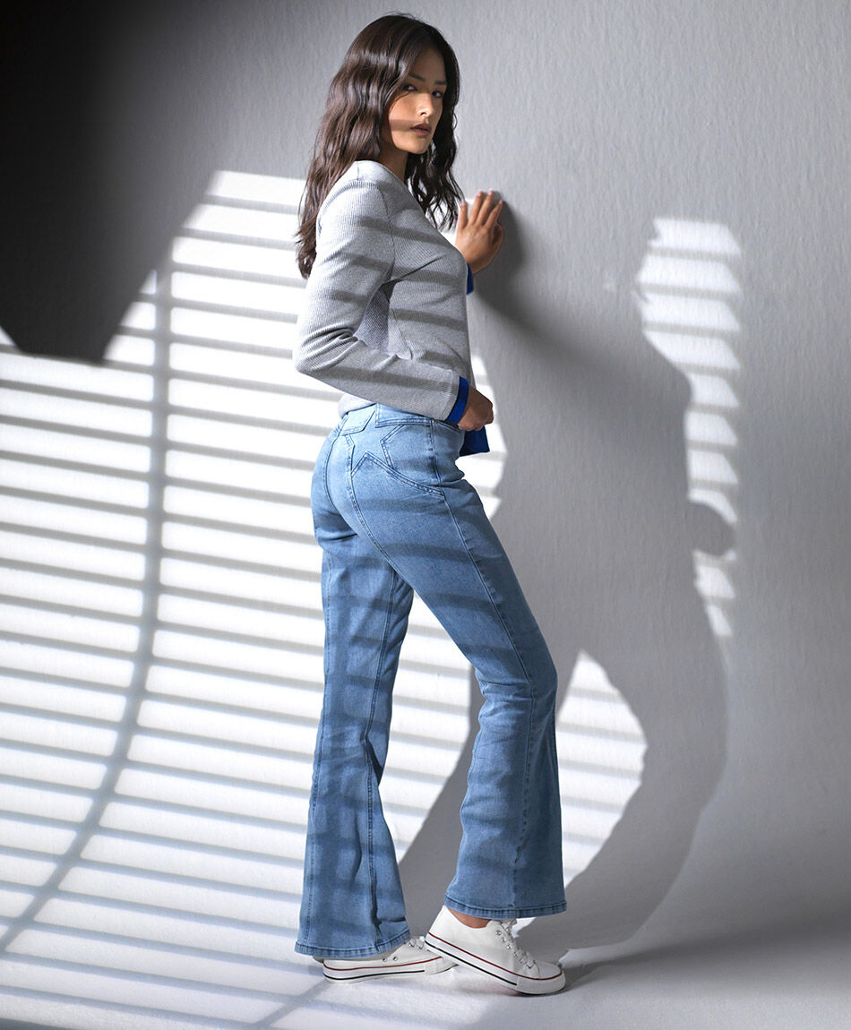 Jeans mujer flare costura frontal