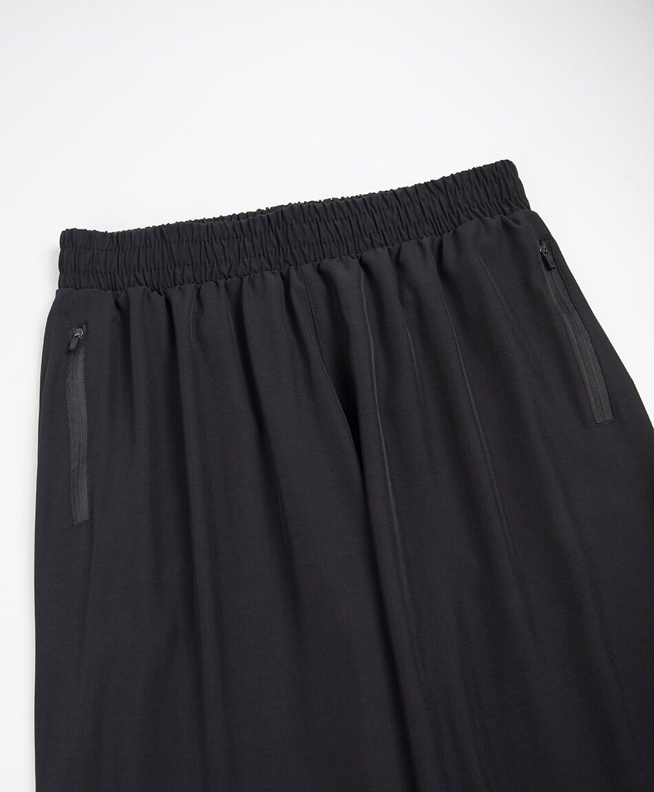 Pantal&oacute;n deportivo hombre delgado negro
