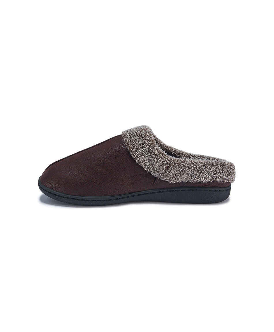 Pantufla hombre tono tierra vers&aacute;til