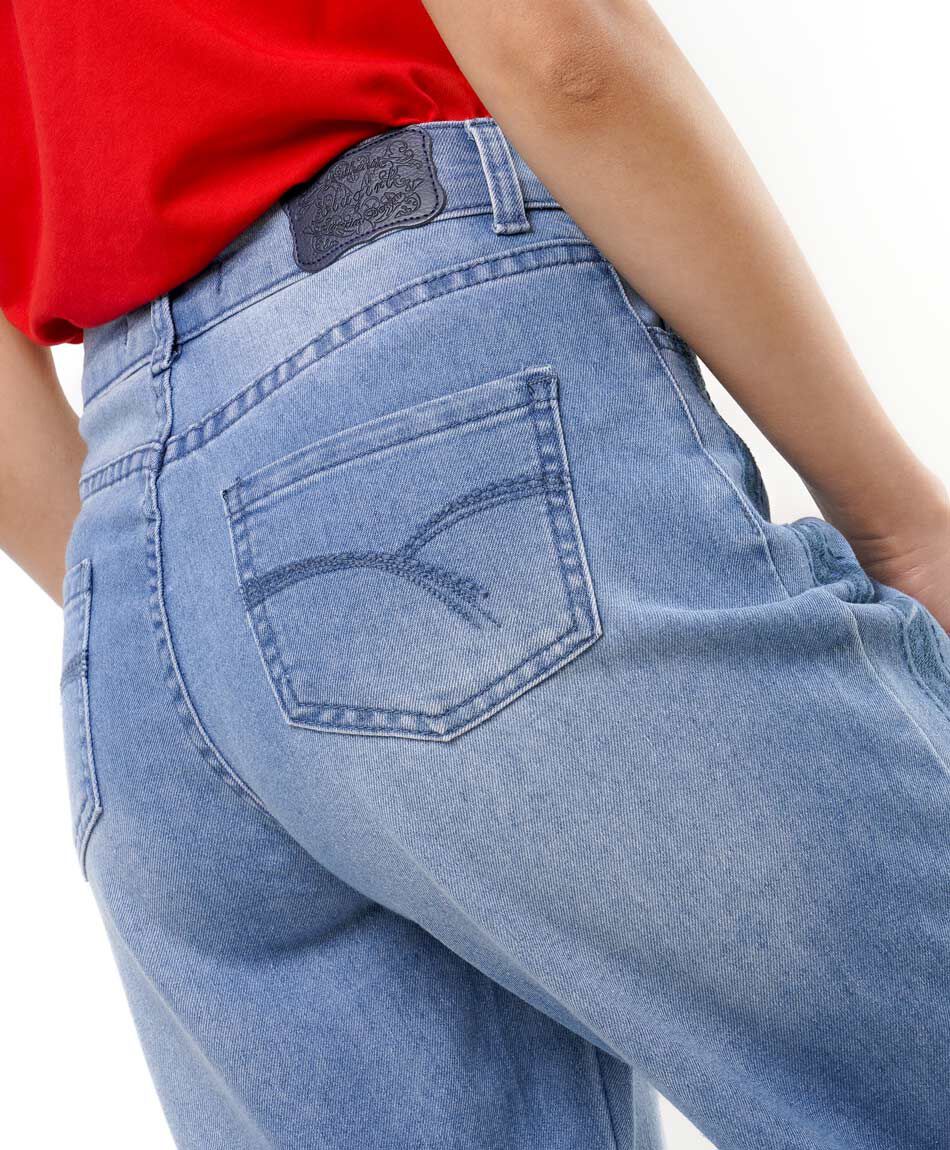 Jeans mujer l&iacute;neas bordadas