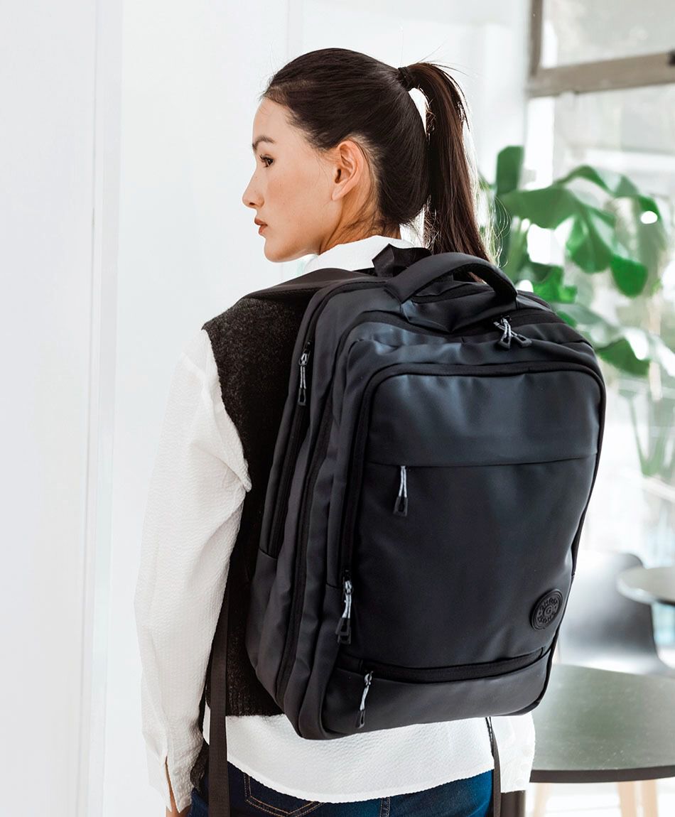 Mochila de viaje negra