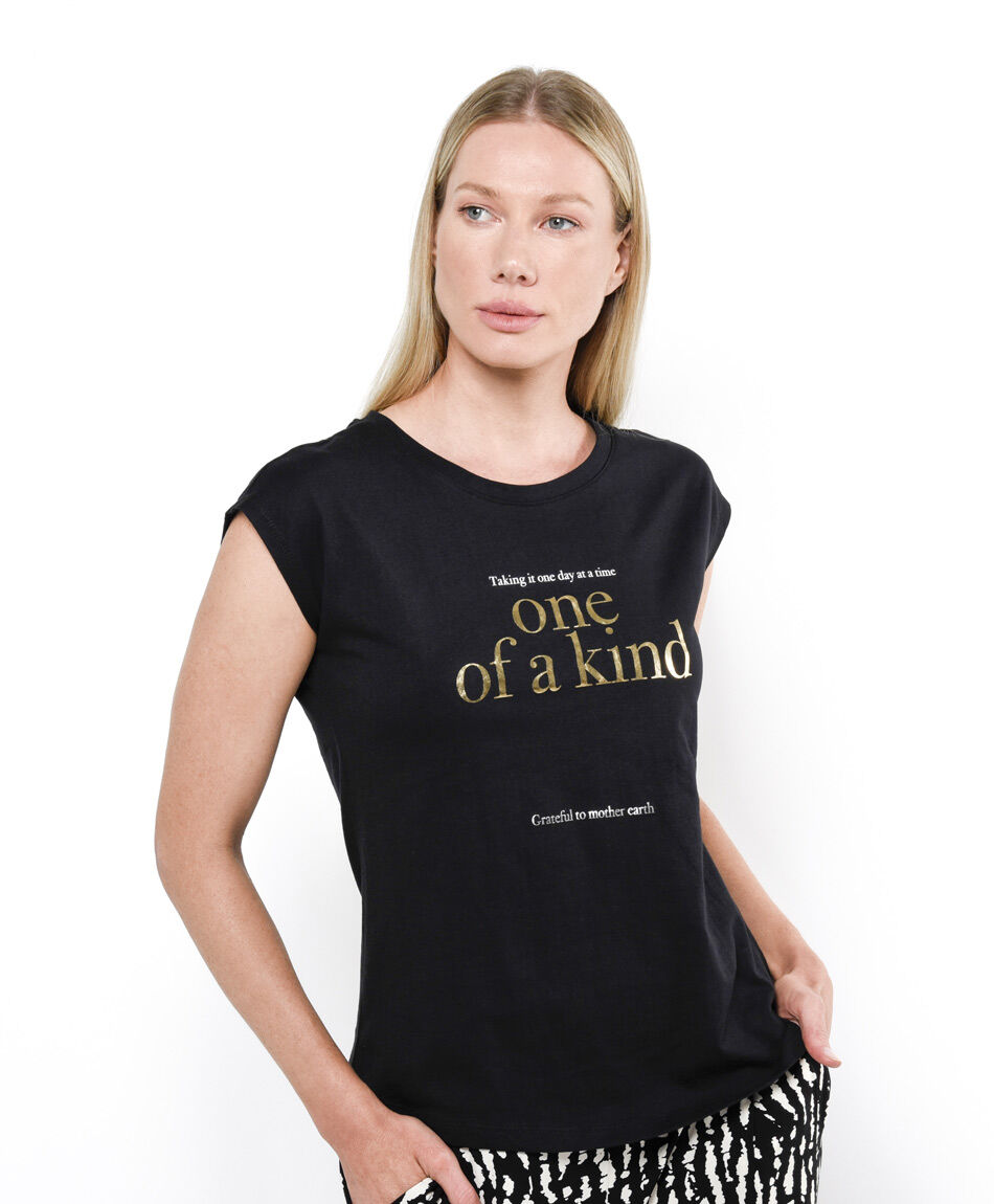 Remera mujer estampado letras doradas