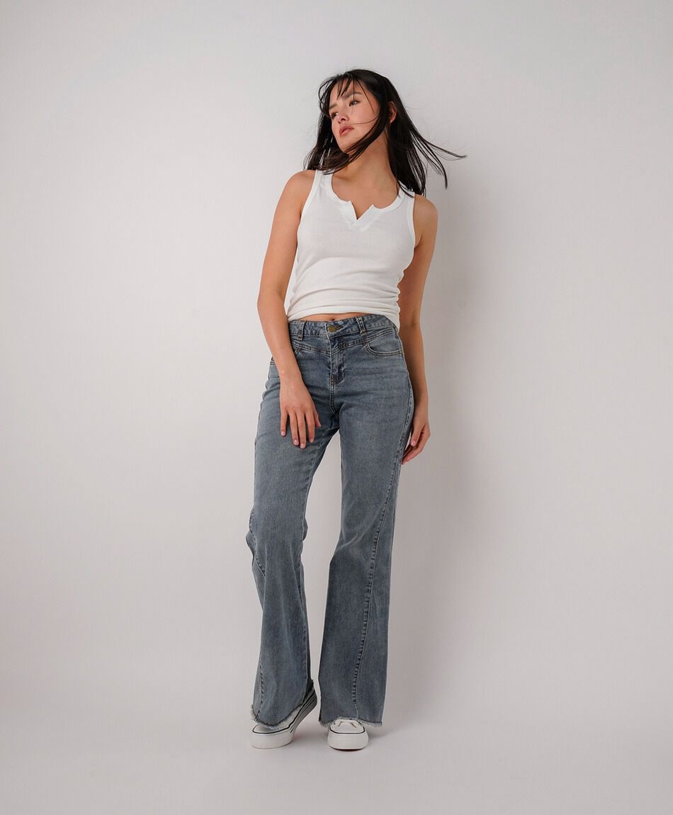 Jeans mujer flare corte lateral