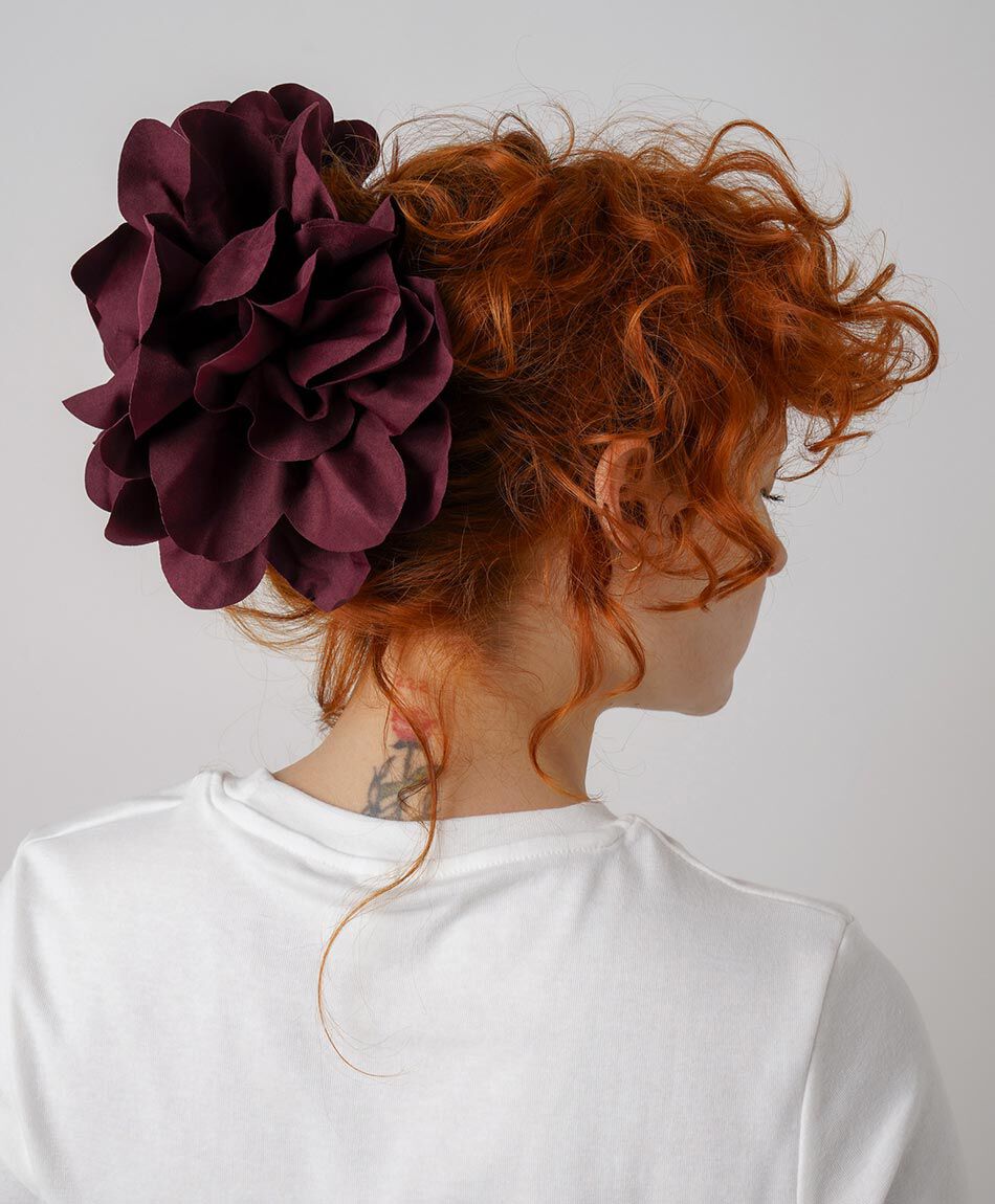 Pinche mujer flor burdeo