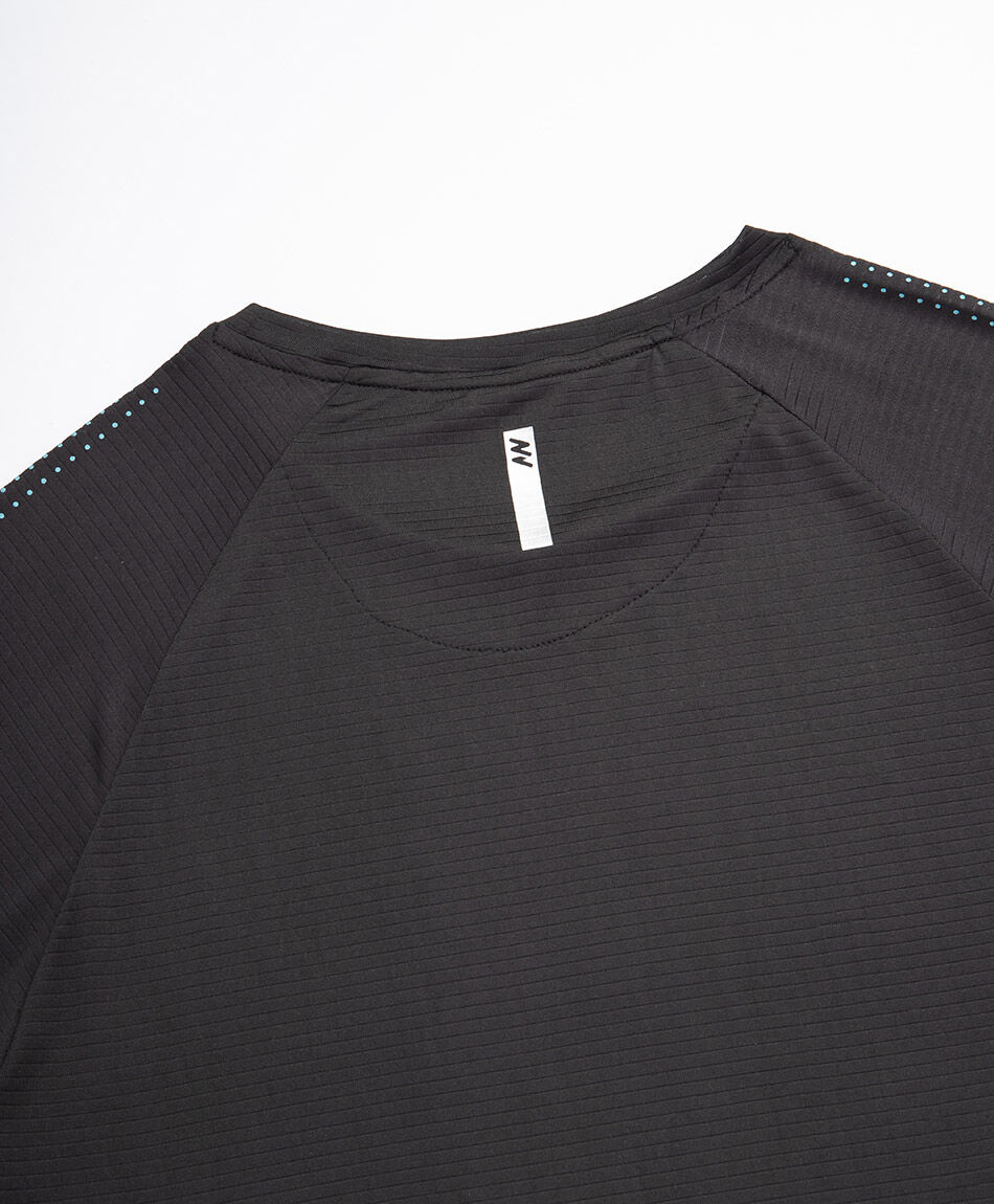 Remera deportiva hombre flechas bajas