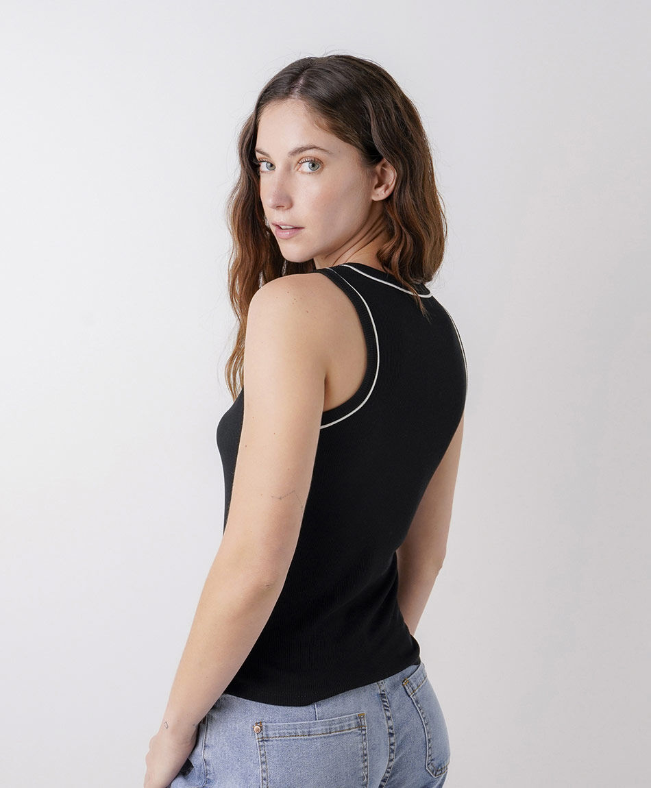 Remera mujer pipping contraste negra