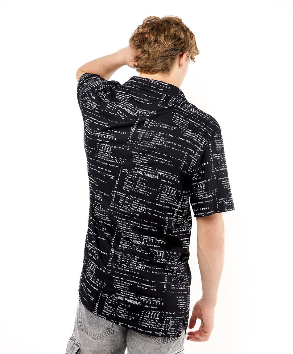 Camisa hombre estampada letras y c&oacute;digos
