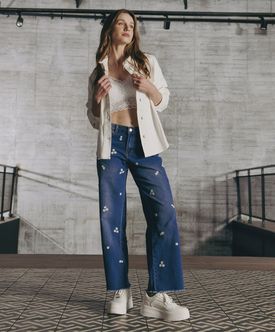 Jeans mujer straight flores bordadas