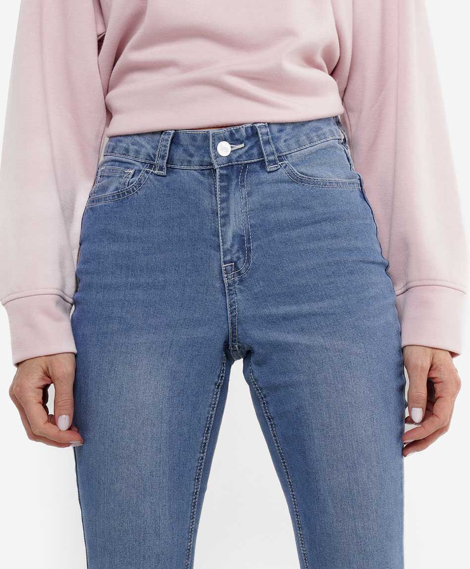 Jeans mujer flare bolsillo bordado