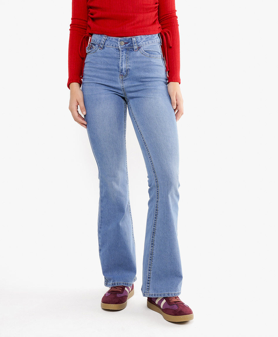 Jeans mujer flare bordado rojo