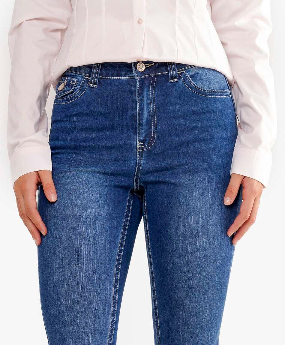 Jeans mujer flare detalles bordados