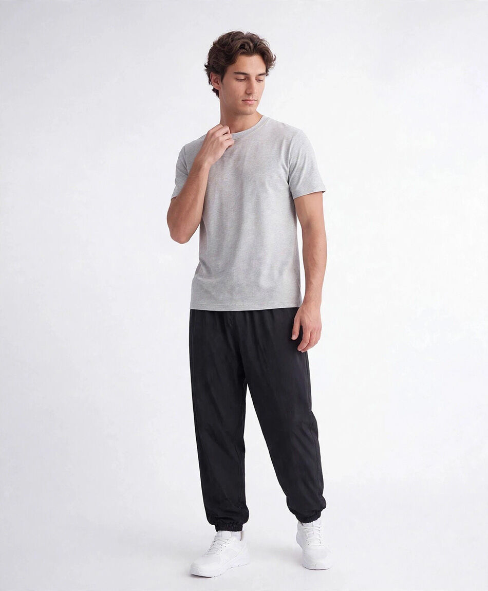 Pantal&oacute;n deportivo hombre delgado negro
