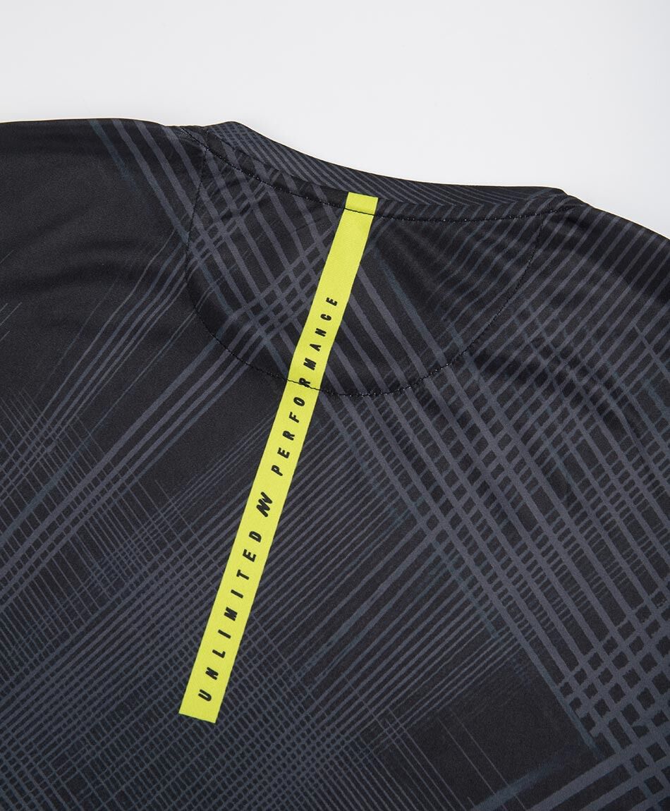 Remera deportiva hombre negra l&iacute;neas