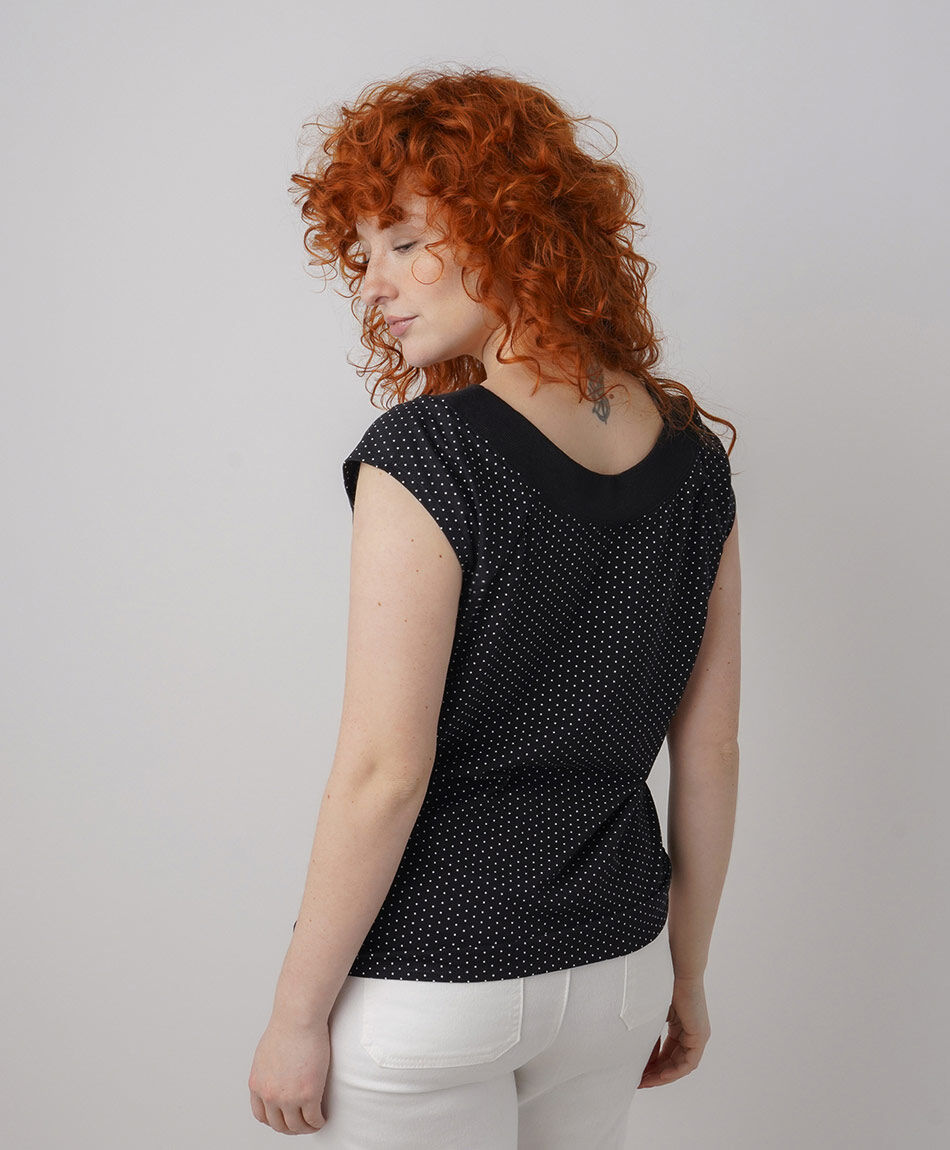 Remera mujer puntitos cuello cisne