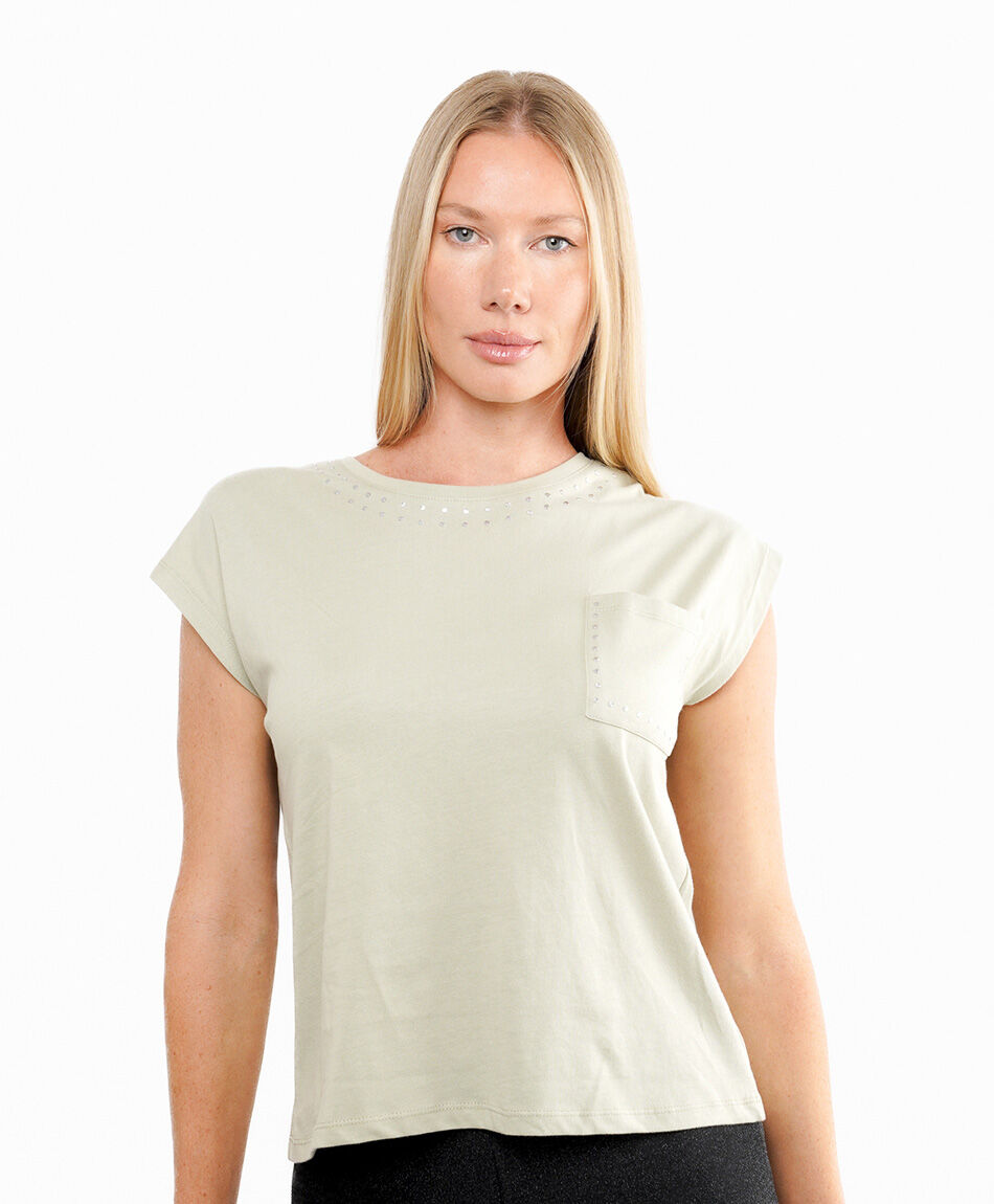 Remera mujer bolsillo tachas