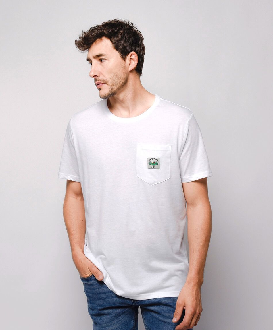 Remera hombre bolsillo parche