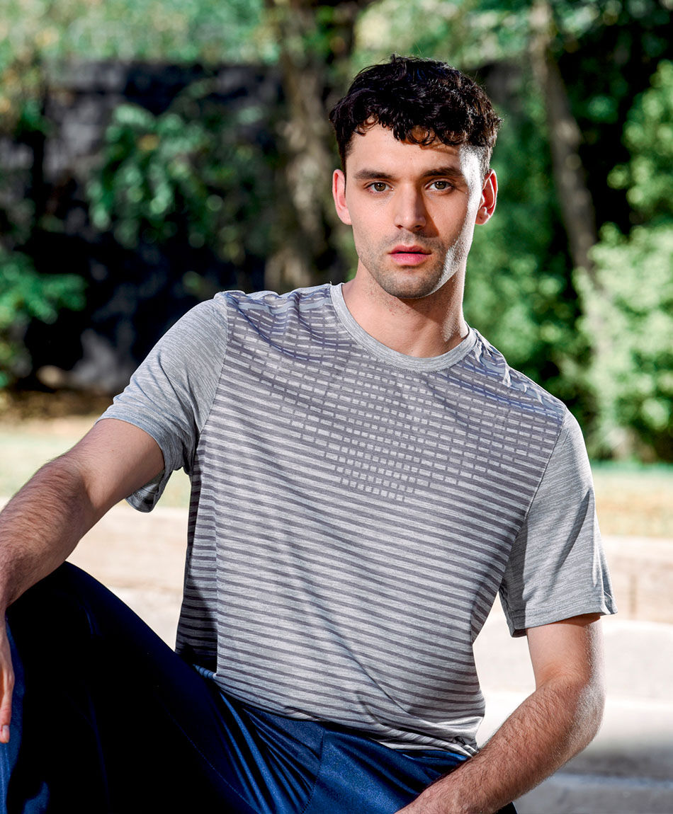 Remera deportiva hombre contraste gris