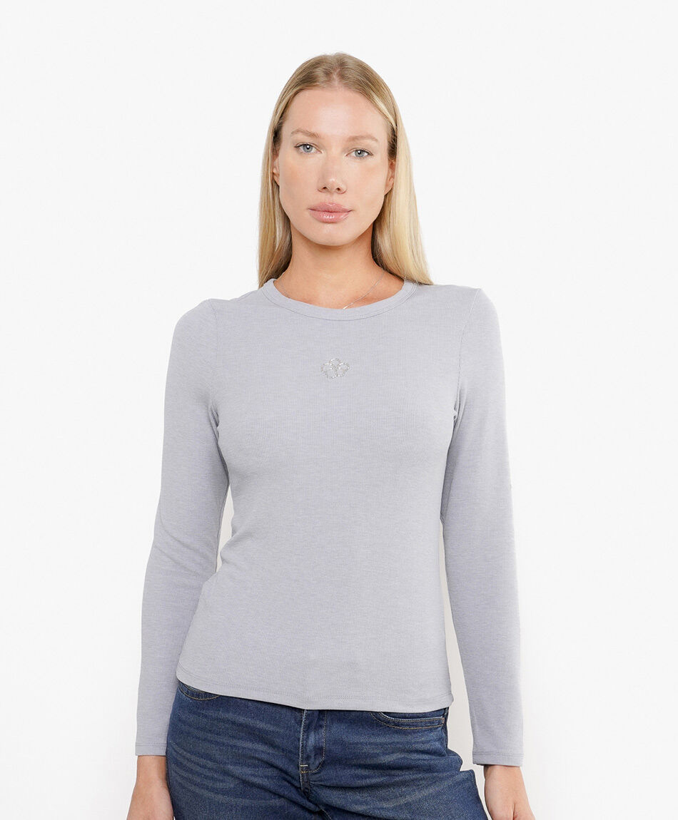 Remera mujer b&aacute;sica flor bordada