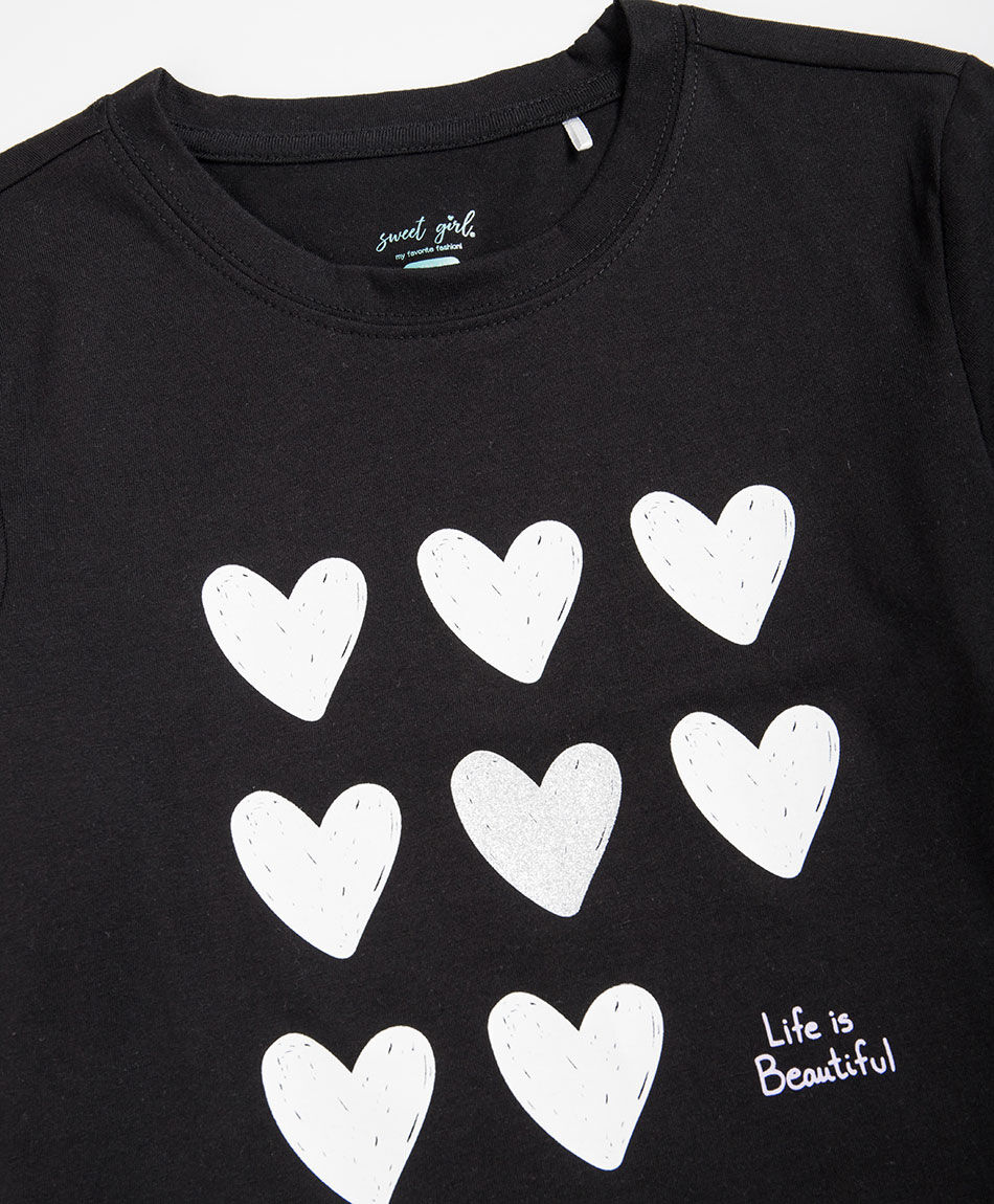 Polera ni&ntilde;a estampado corazones