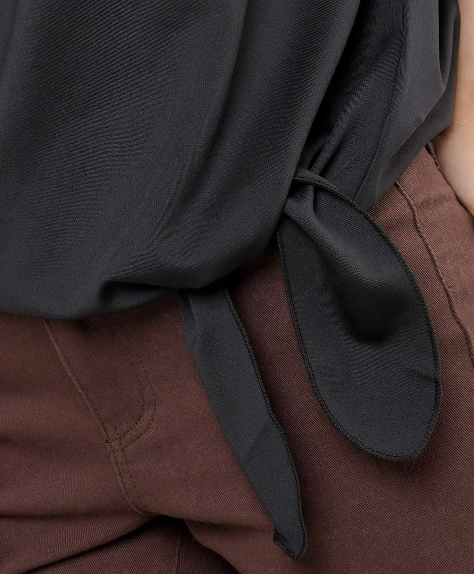 Remera mujer nudo lateral negro