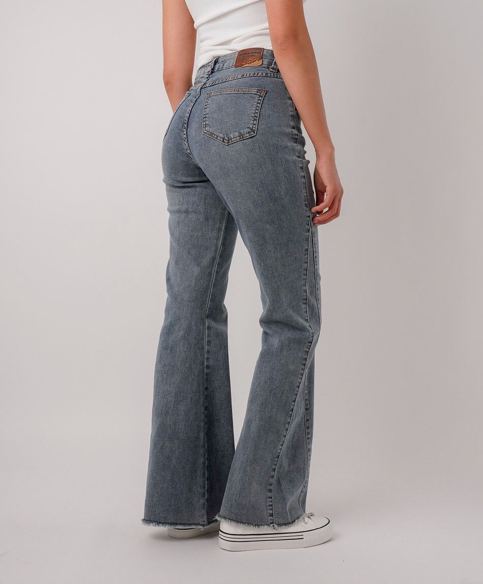 Jeans mujer flare corte lateral