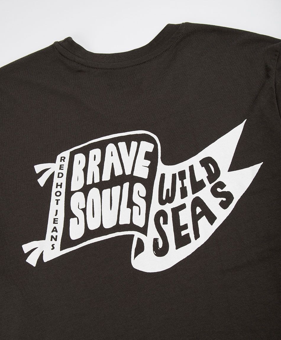 Remera hombre estampado adventure flags