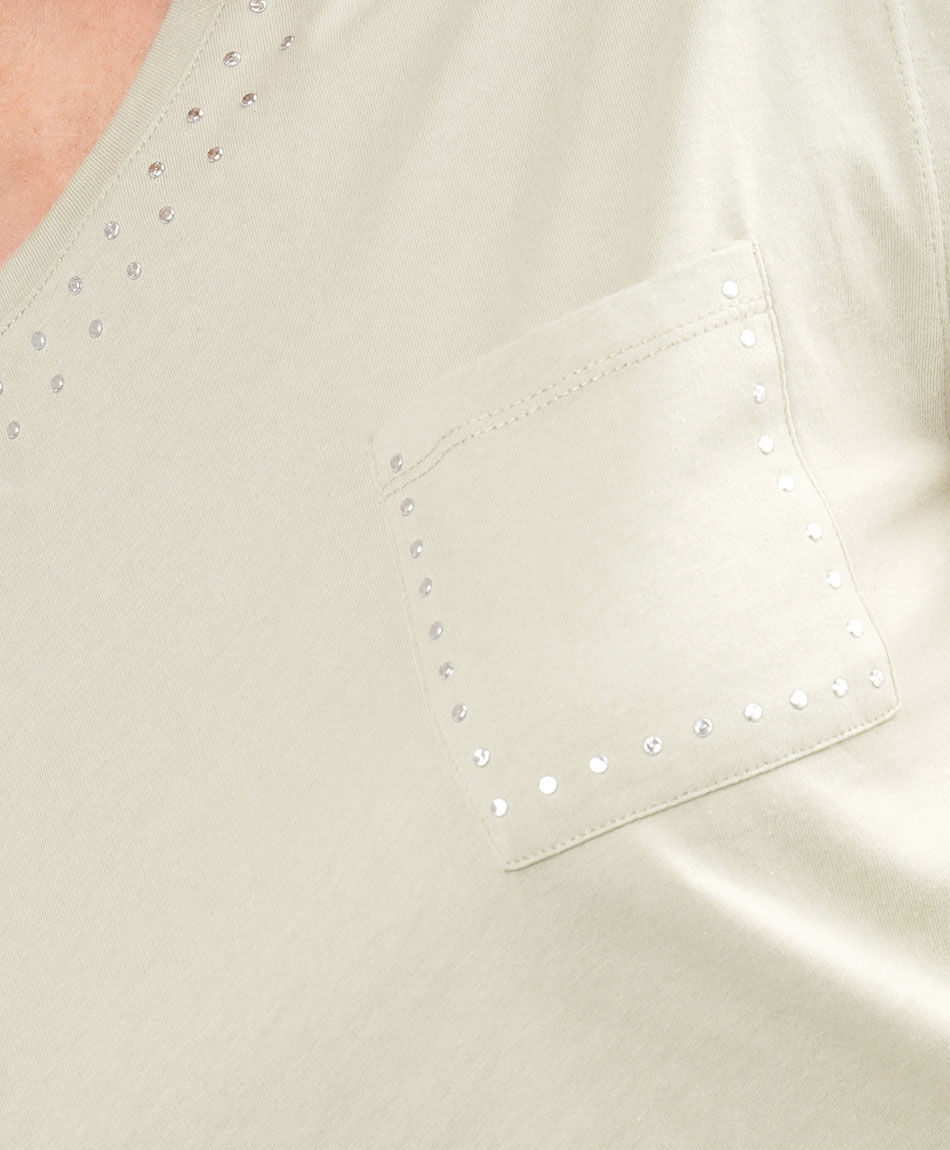 Remera mujer bolsillo tachas