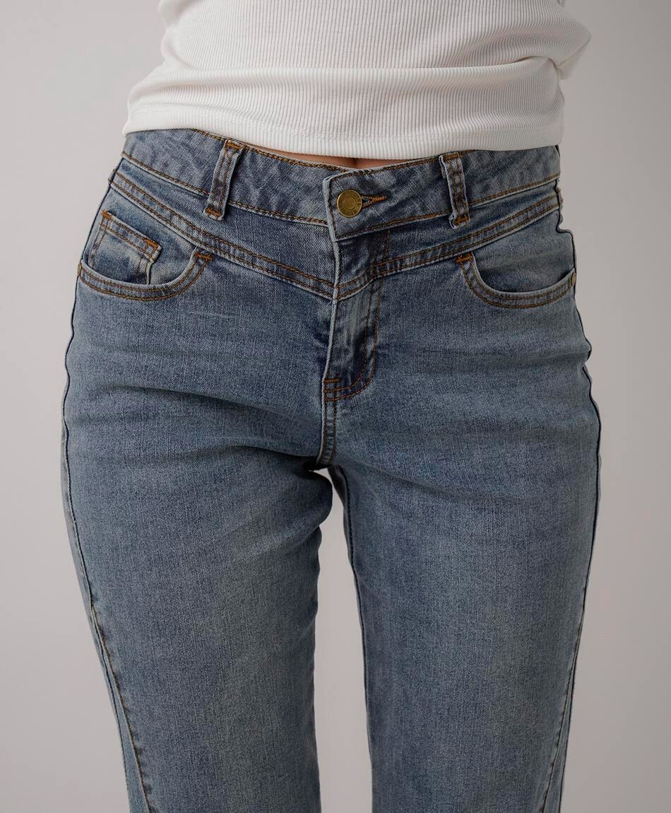 Jeans mujer flare corte lateral