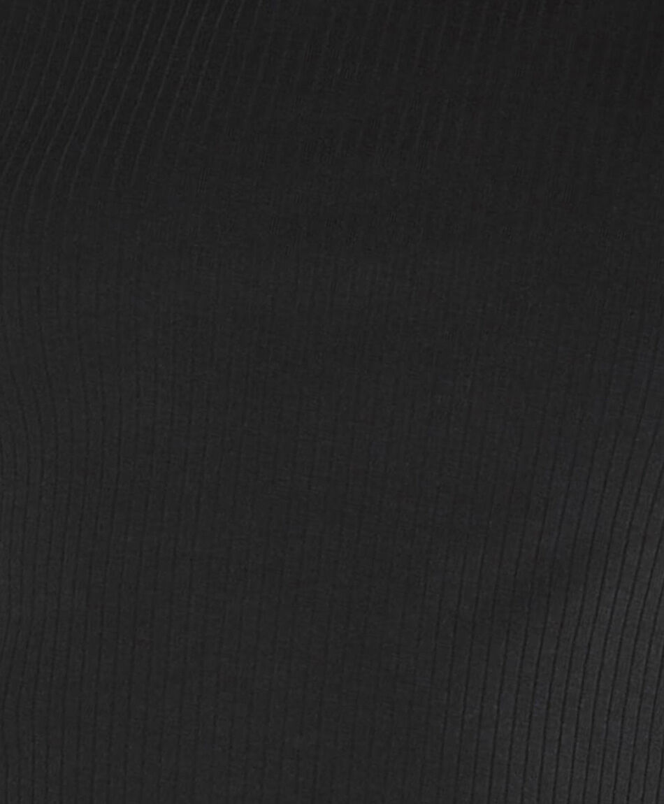 Remera mujer acanalada cuello en v negra
