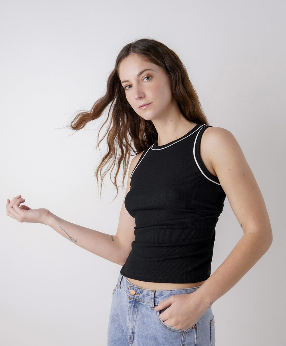 Remera mujer pipping contraste negra