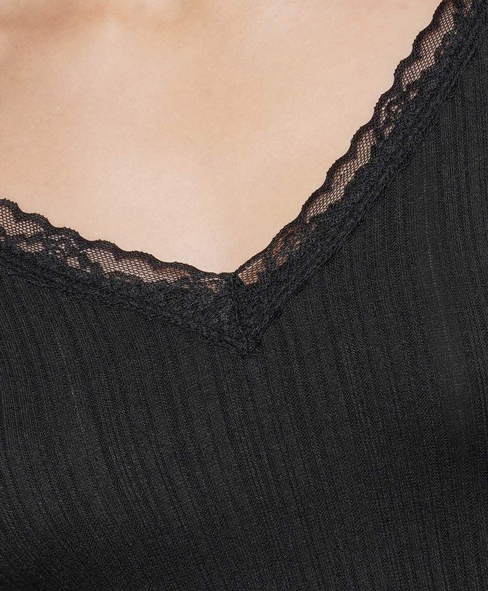 Remera mujer detalles encaje