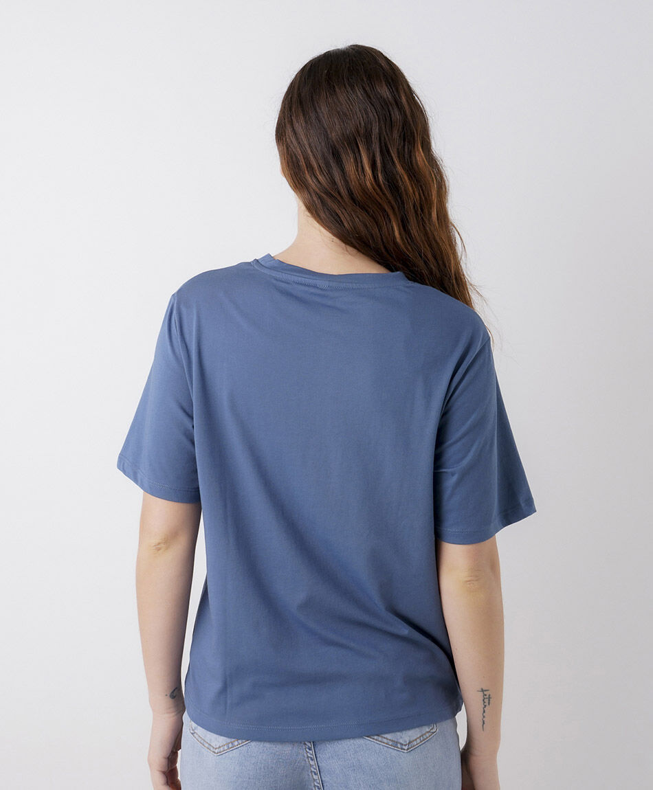 Remera mujer florcitas bordadas