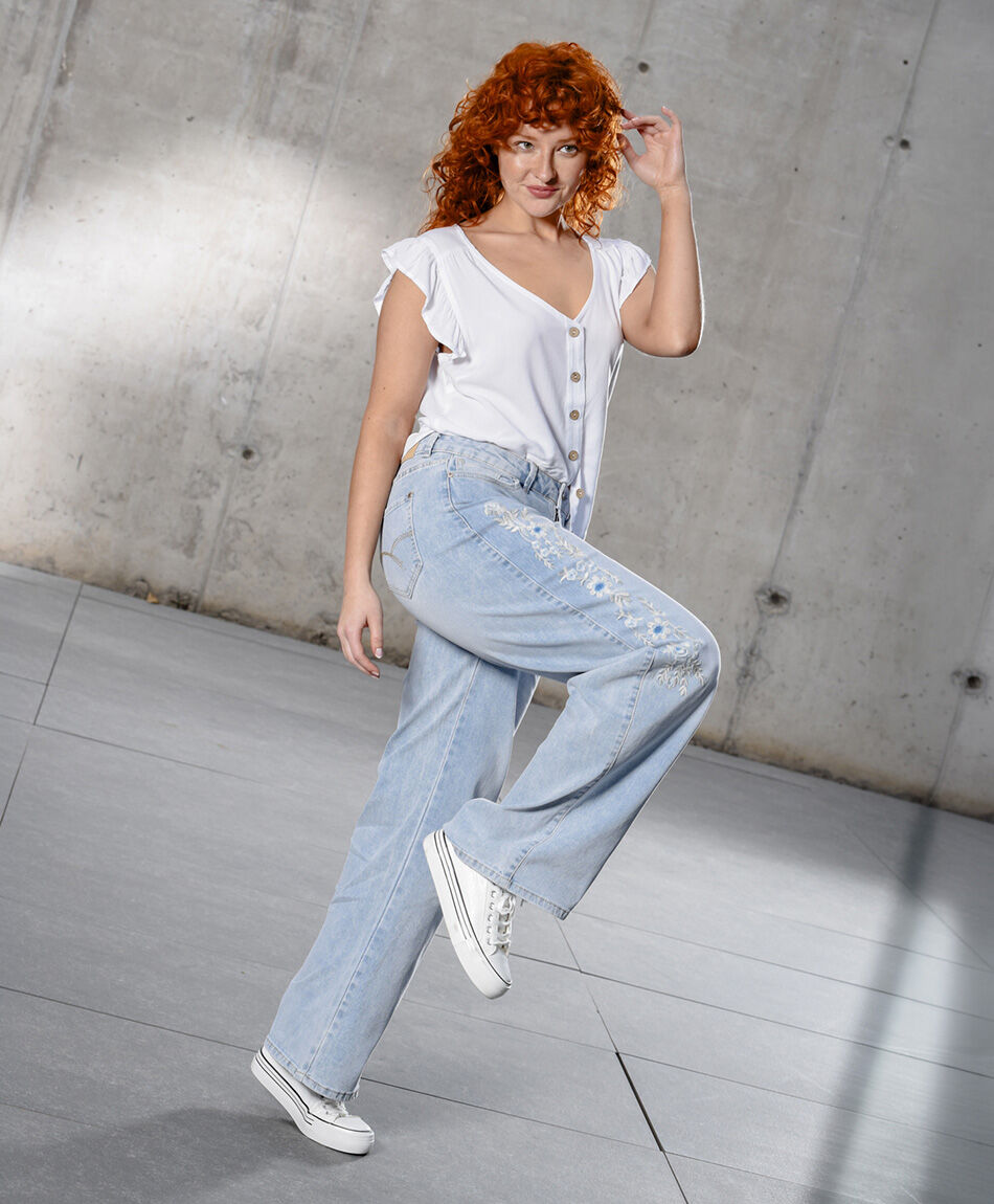 Jeans mujer wide leg flores bordadas lateral