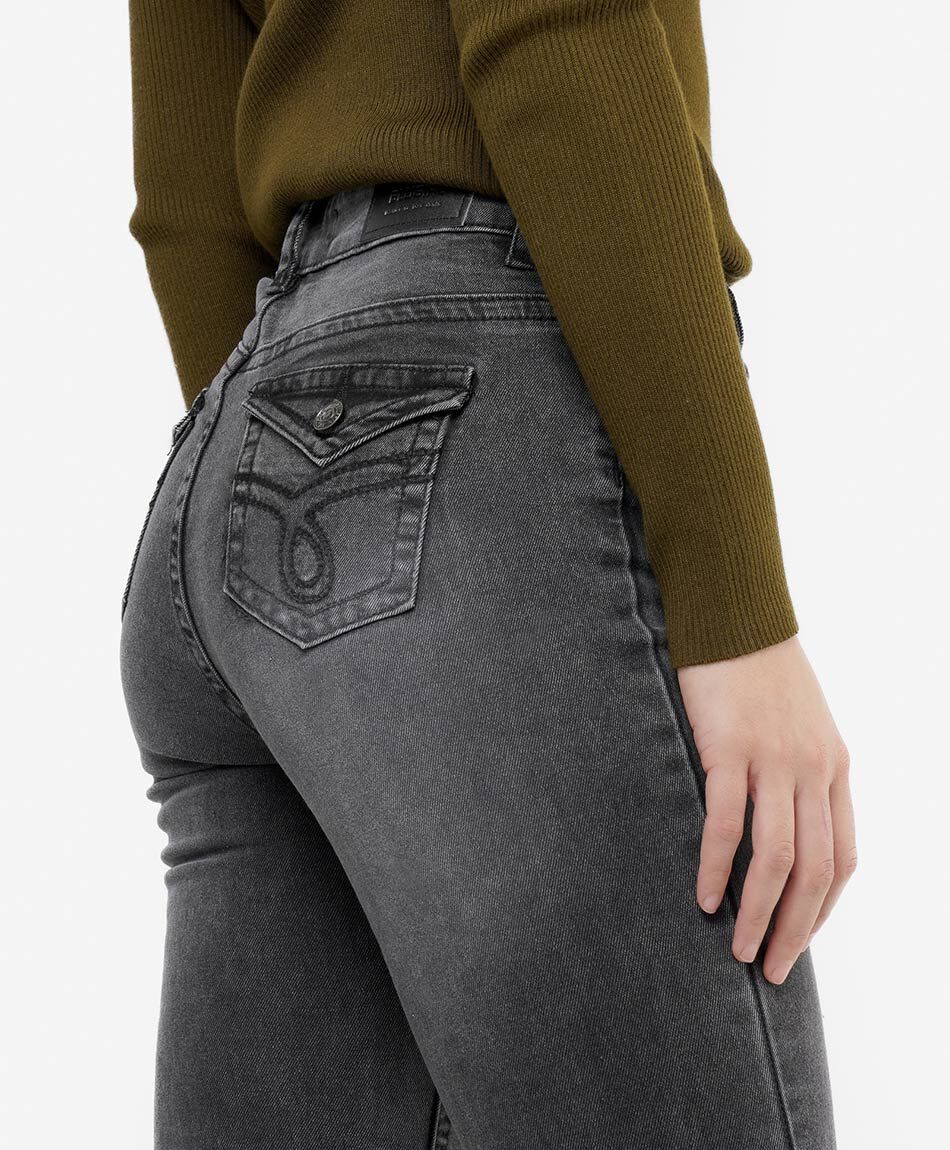 Jeans mujer flare bolsillo bordado