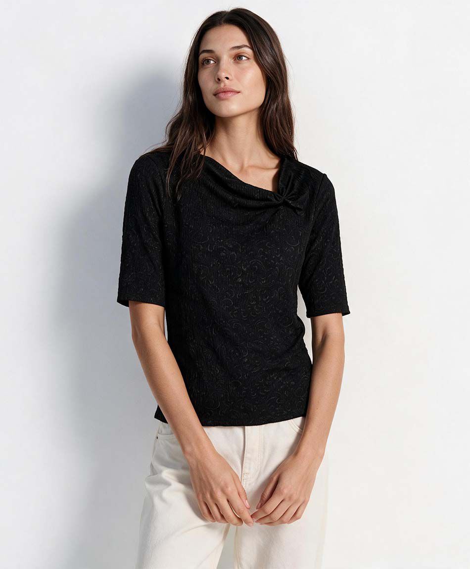 Remera mujer cuello asim&eacute;trico