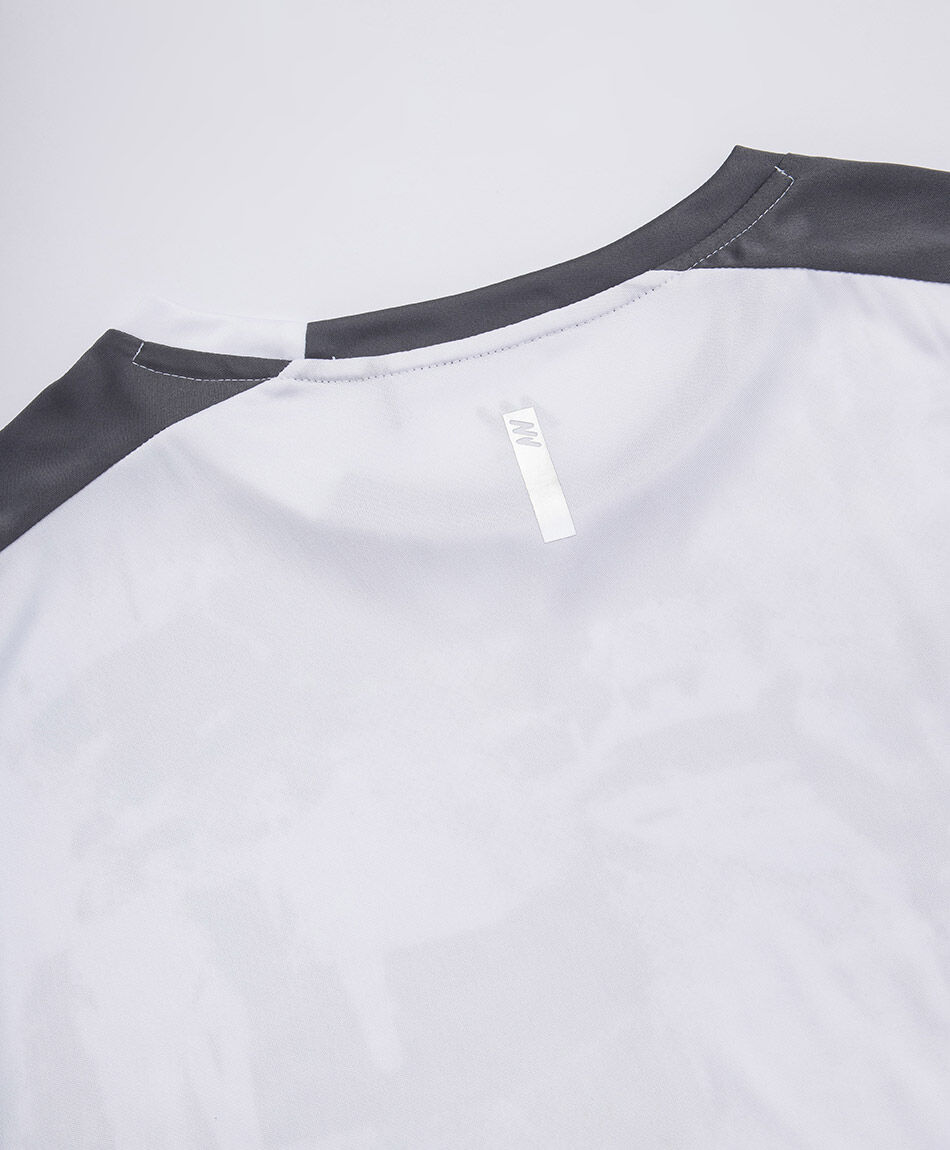 Remera deportiva hombre abstracto