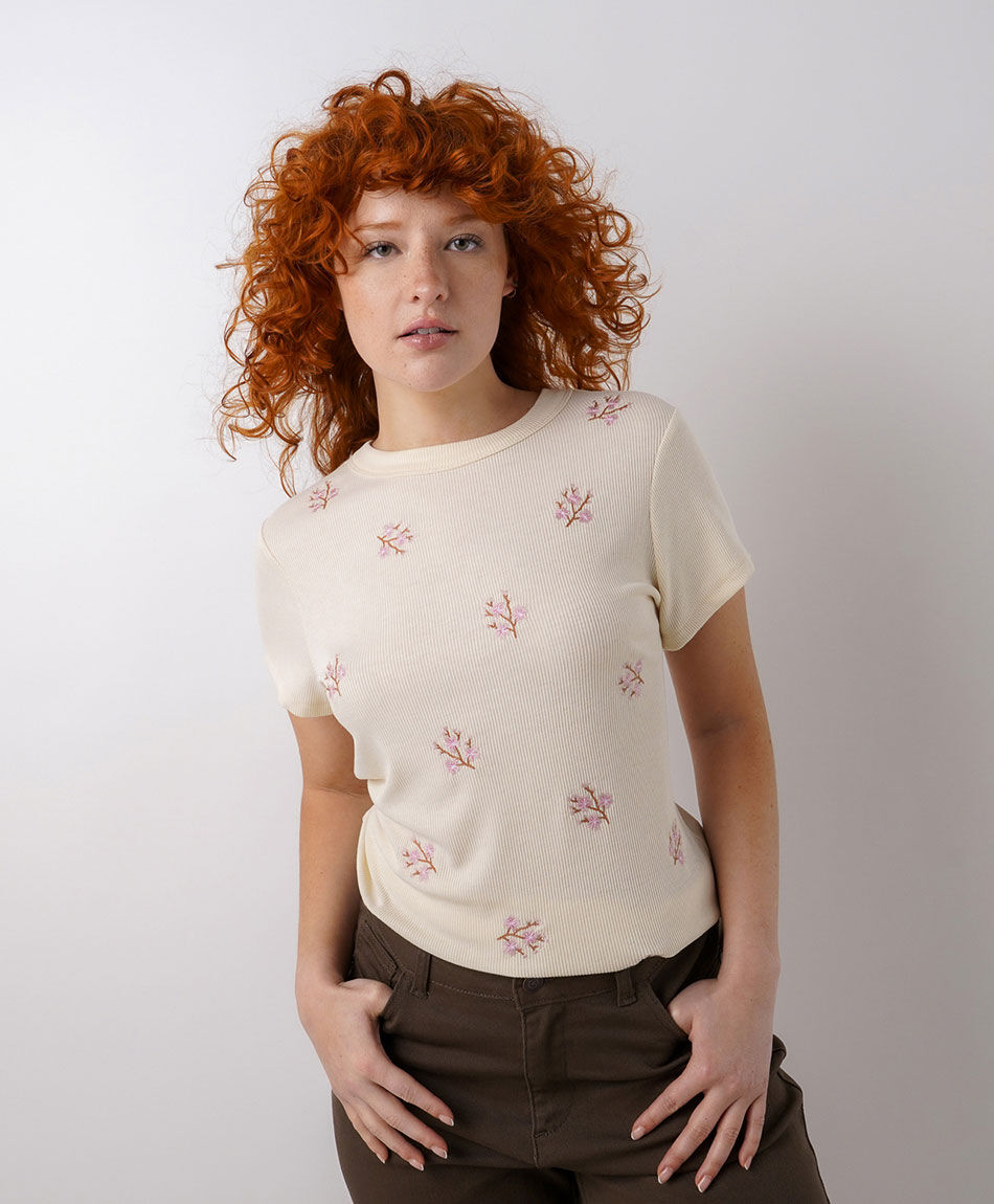 Polera mujer flores bordadas