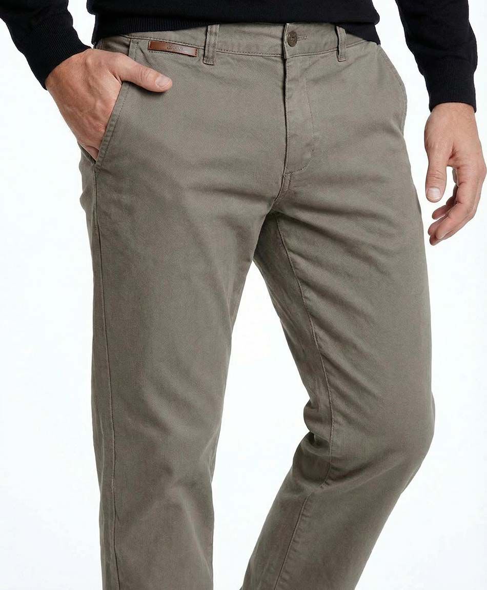 Pantal&oacute;n hombre liso caf&eacute;