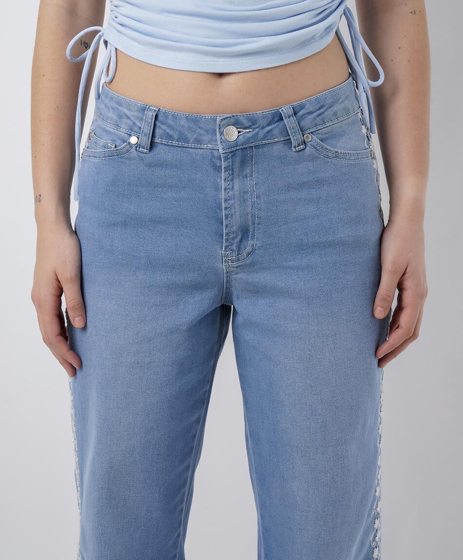 Jeans mujer straight bordado lateral