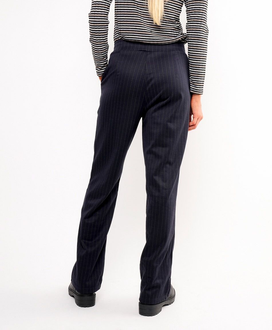 Pantal&oacute;n mujer lineas elegantes