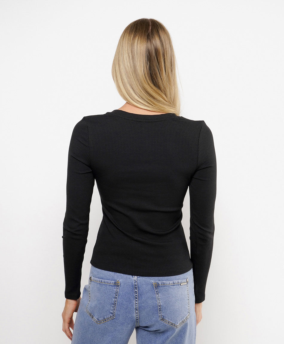 Remera mujer acanalada cuello en v negra
