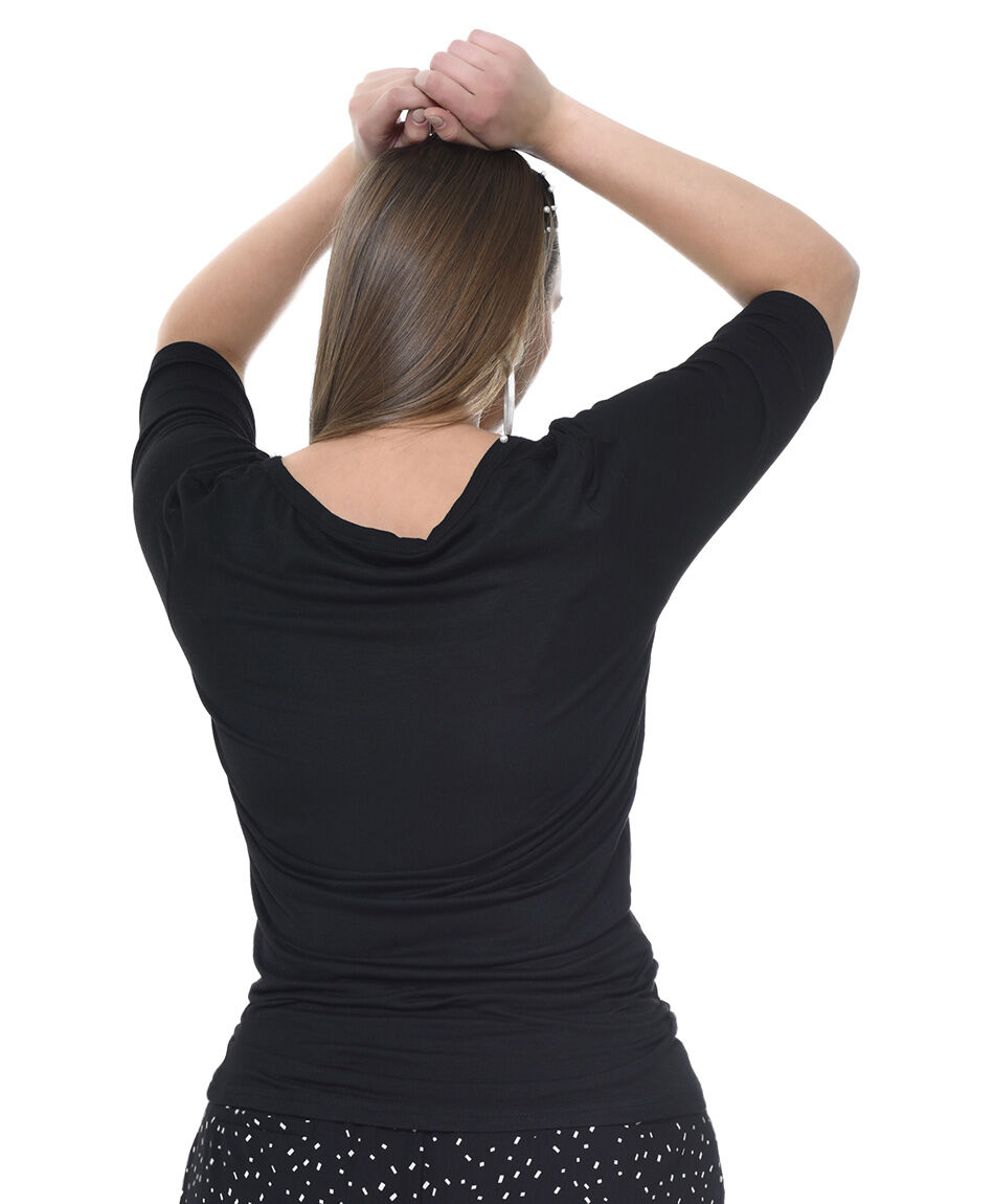 Polera tachas cuello