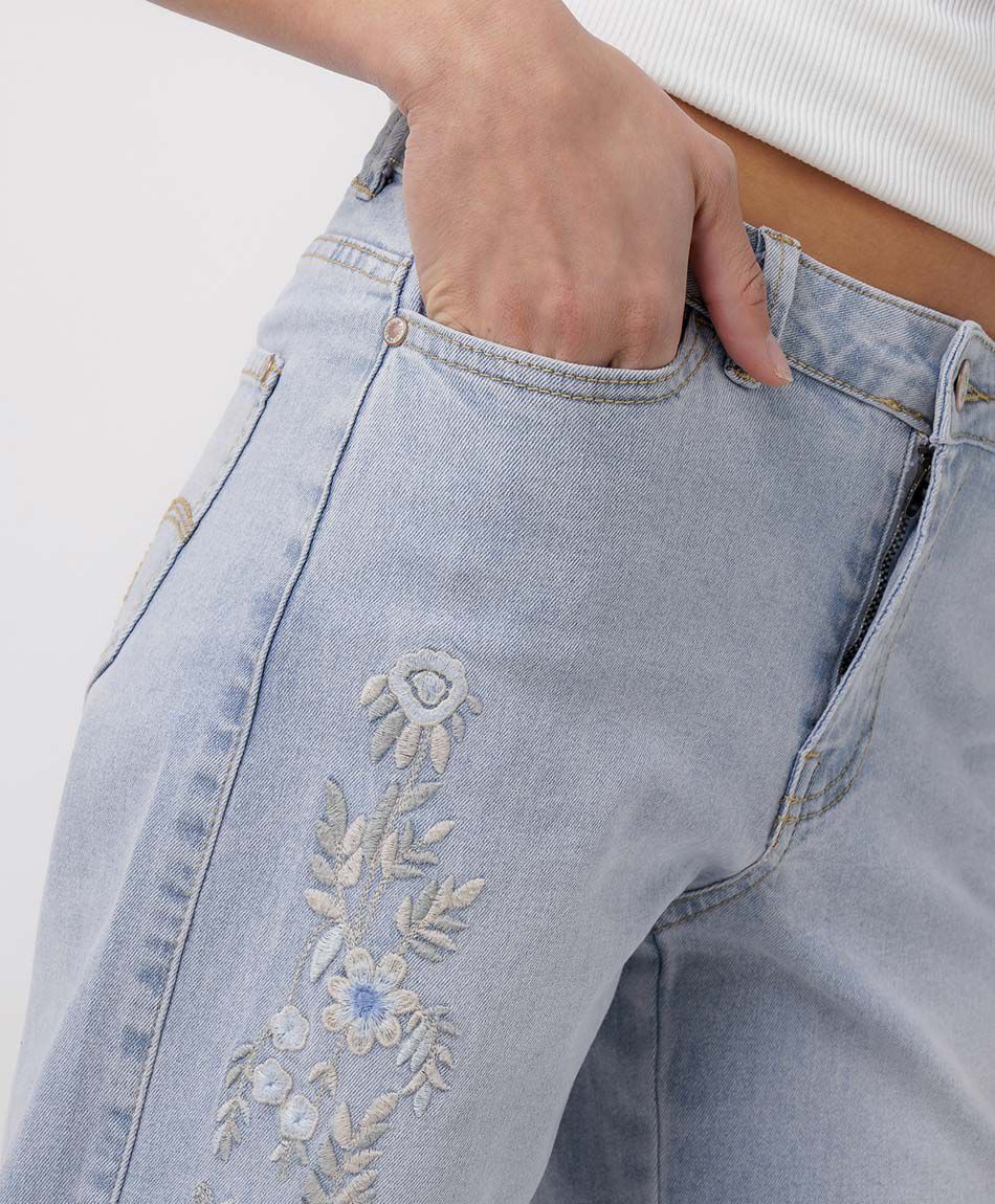 Jeans mujer wide leg flores bordadas lateral