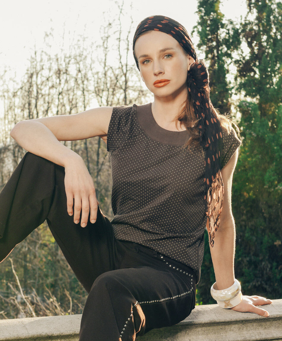 Remera mujer cafe puntitos