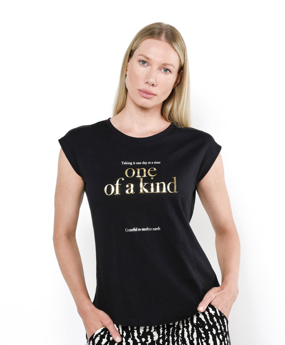 Remera mujer estampado letras doradas